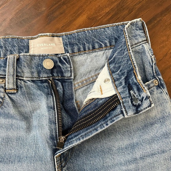 EVERLANE Mid-Rise The Denim Relaxed Short Cut-Off Frayed Raw Hem - Picture 4 of 10